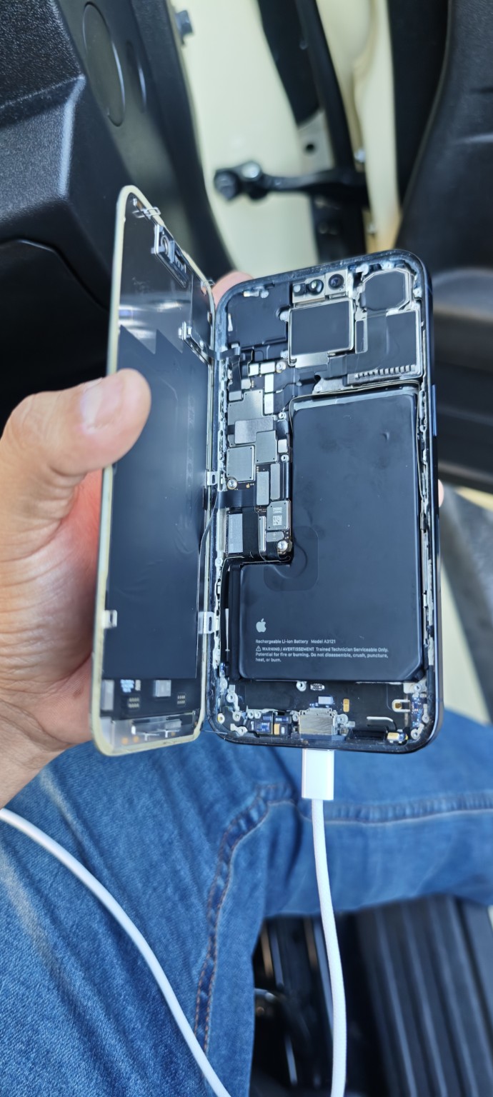 iPhone abierto durante reparación profesional